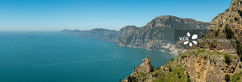 意大利坎帕尼亚普莱亚诺海景与山脉全景图片素材