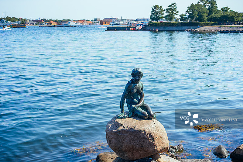 丹麦哥本哈根小美人鱼铜像，取材自安徒生童话，是丹麦精神的象征图片素材
