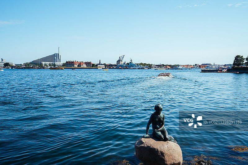 丹麦哥本哈根小美人鱼铜像，取材自安徒生童话，是丹麦精神的象征图片素材