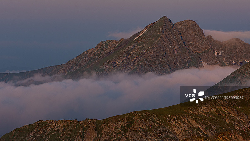 让阳光亲吻你的山峰，罗马尼亚图片素材