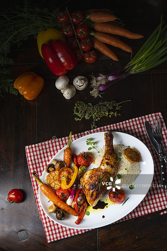 乡村炸鸡腿配什锦蔬菜和米饭图片素材