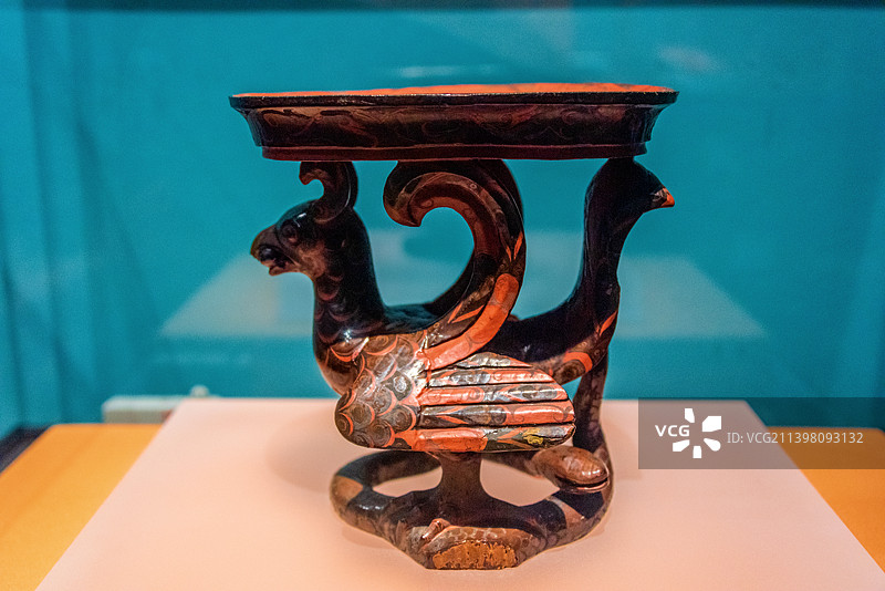 中国合肥安徽博物院馆藏西汉描金彩绘云气纹朱雀攫蛇漆豆图片素材