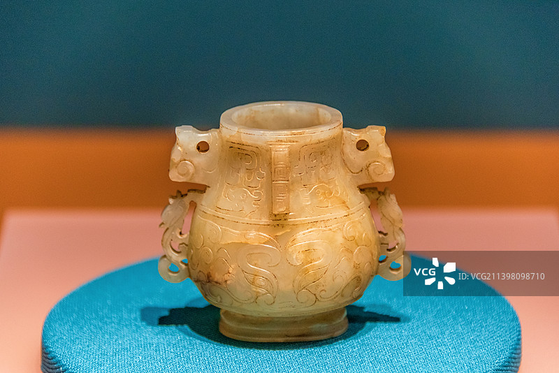 中国合肥安徽博物院馆藏南宋兽面纹玉卣图片素材