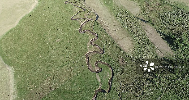 新疆哈密：草原上的河流造就的曲流，蜿蜒了一片美景图片素材