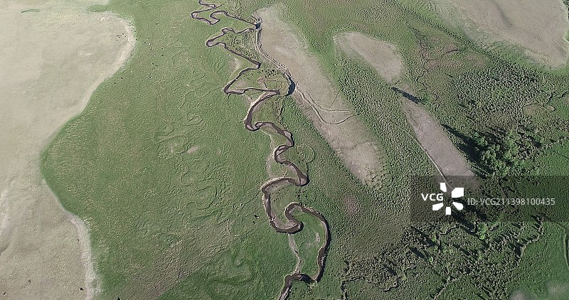 新疆哈密：草原上的河流造就的曲流，蜿蜒了一片美景图片素材