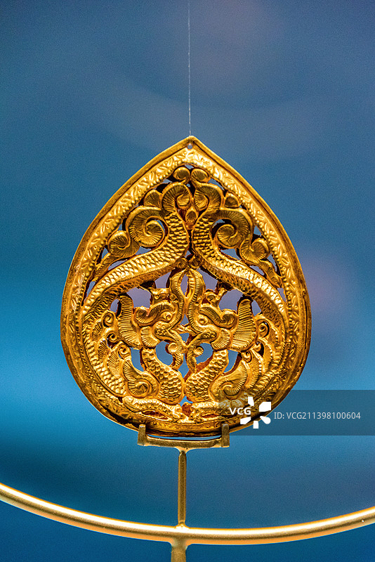 中国合肥安徽博物院馆藏宋代双龙镂空霞帔金坠图片素材