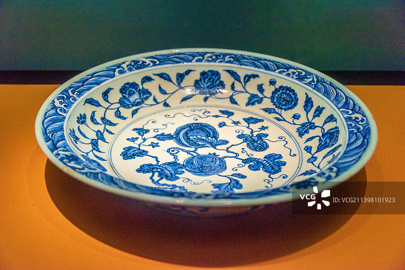 中国合肥安徽博物院馆藏明代宣德青花花果纹大盘图片素材
