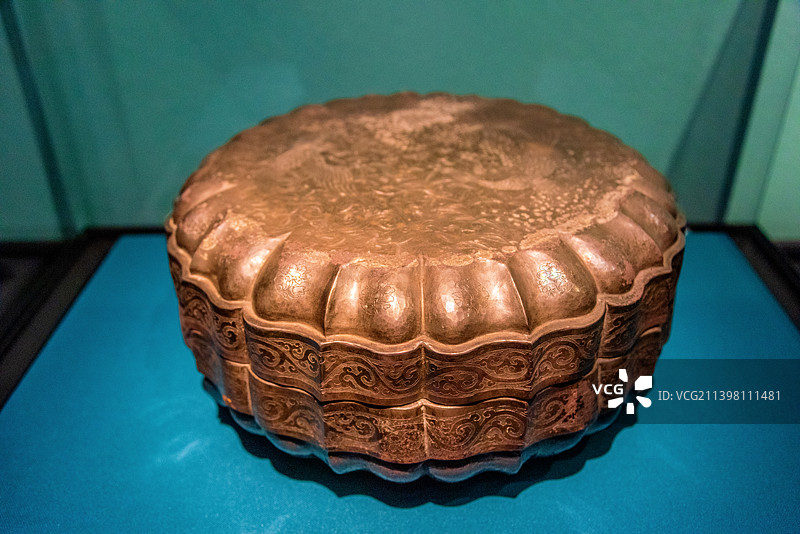 中国合肥安徽博物院馆藏元代菱花形凤纹银果盒图片素材