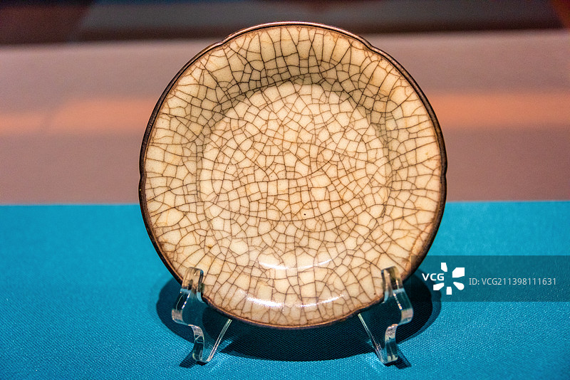 中国合肥安徽博物院馆藏元代哥窑镶铜葵口盘图片素材