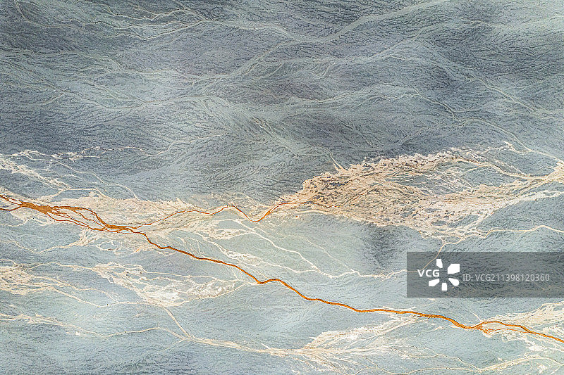 高视角无人机航拍国道215戈壁滩柴达木盆地干涸河流抽象纹理图片素材