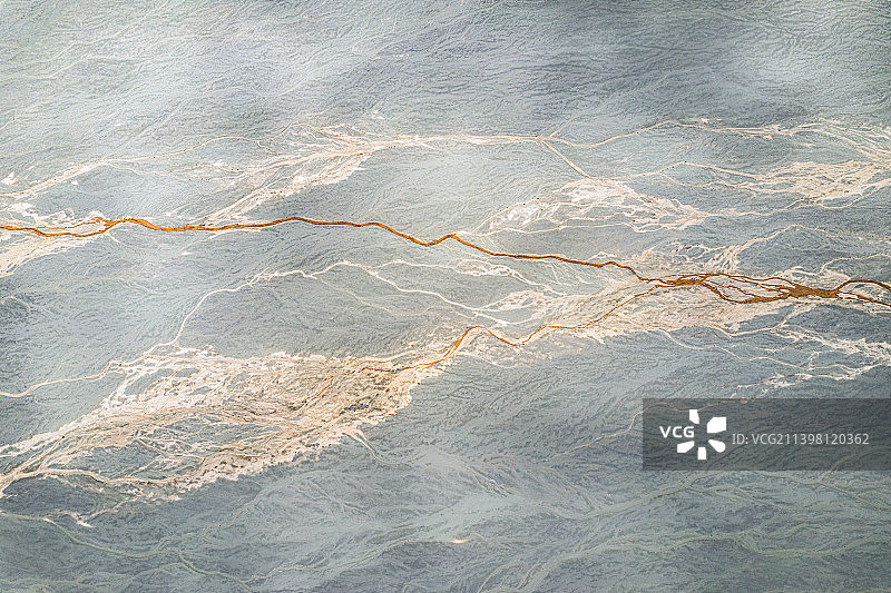 高视角无人机航拍国道215戈壁滩柴达木盆地干涸河流抽象纹理图片素材