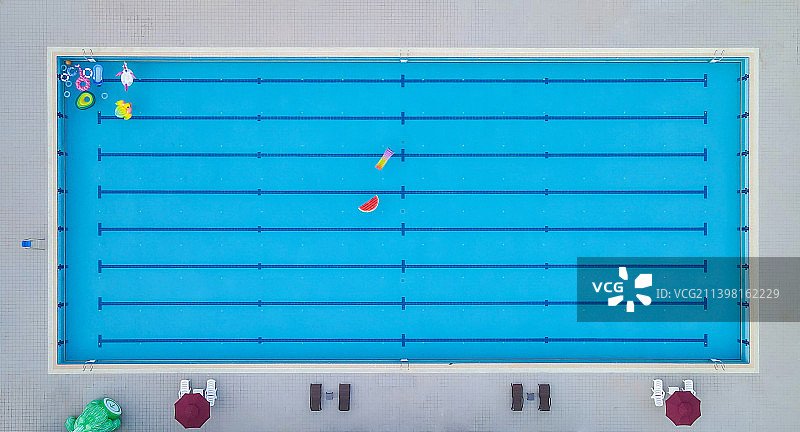 高空俯拍的游泳池图片素材