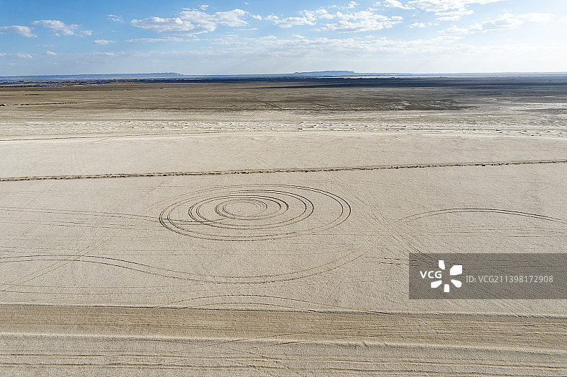 高视角无人机航拍柴达木盆地 国道215 轮胎印图片素材