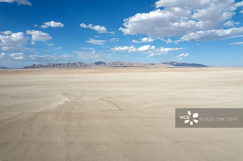 高视角无人机航拍柴达木盆地 国道215 轮胎印图片素材