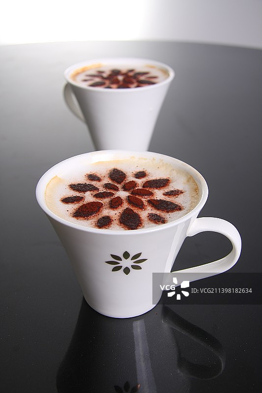 咖啡，奶泡，卡布奇诺，一杯咖啡，两杯咖啡，下午茶，饮品，意大利咖啡，杯子，黑背景图片素材