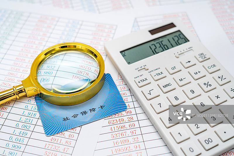 计算器、放大镜和社保卡图片素材