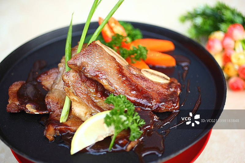 牛排，黑椒牛排，铁板牛排，牛仔骨，铁板牛仔骨，黑椒牛仔骨，美食，美味，午餐，晚餐，菜，菜品，黑椒酱，图片素材
