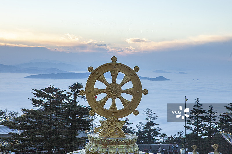 2022年1月3日四川省乐山市峨眉山市，峨眉山，峨眉山落日，夕阳，太阳下山，云海，白云，太阳，奇观，图片素材