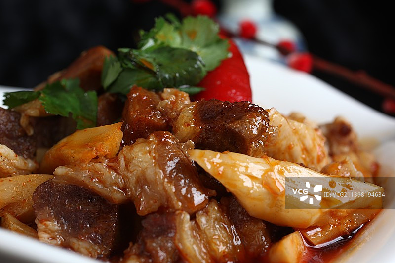 红烧牛肉，笋子烧牛肉，烧牛肉，川菜，烧菜，美食，美味，家常菜，传统菜，中餐，午餐，晚餐，传统美食，美图片素材