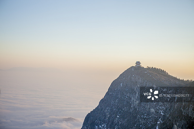 2022年1月3日四川省乐山市峨眉山市，峨眉山，万佛顶，云海，白云，太阳，奇观，自然，壮阔，罕见，风图片素材