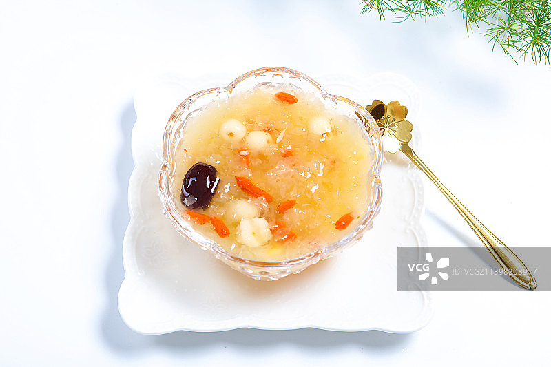 一碗银耳枸杞红枣羹图片素材