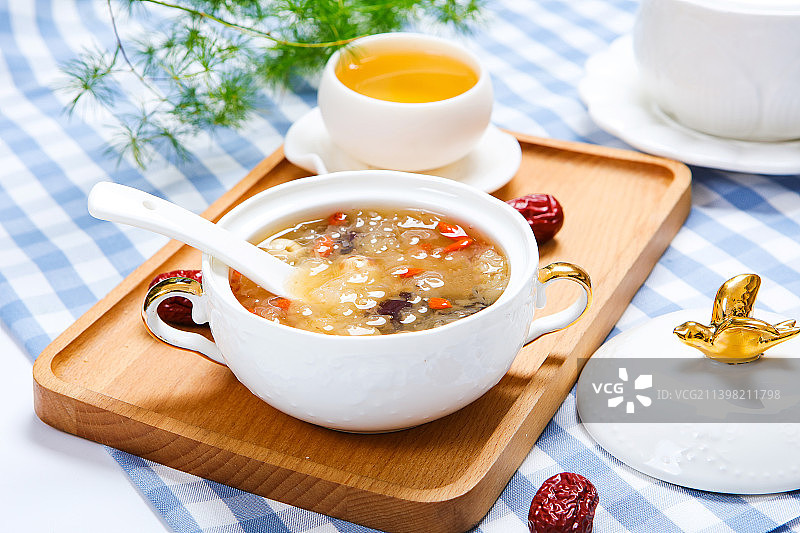 一碗银耳枸杞红枣羹图片素材
