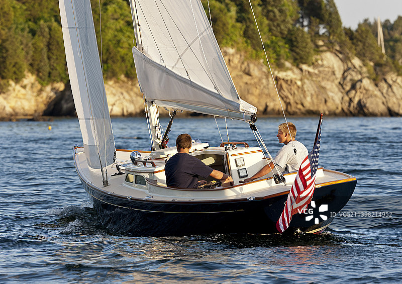 在纳拉甘西特湾航行图片素材