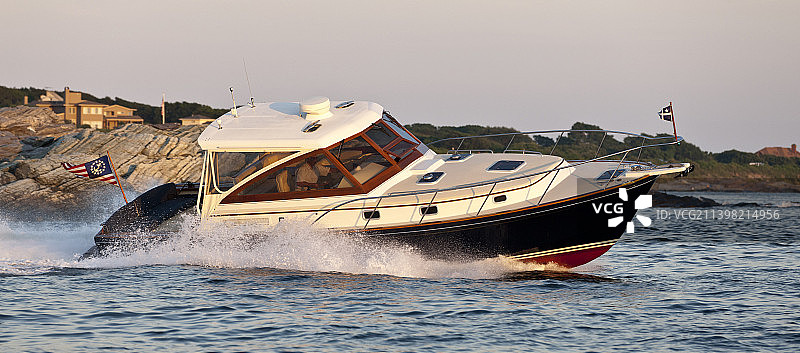 纳拉甘西特湾上的动力艇图片素材