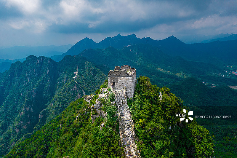 航拍云雾笼罩下的北京箭扣长城，雄伟险峻壮观（无人航拍）图片素材