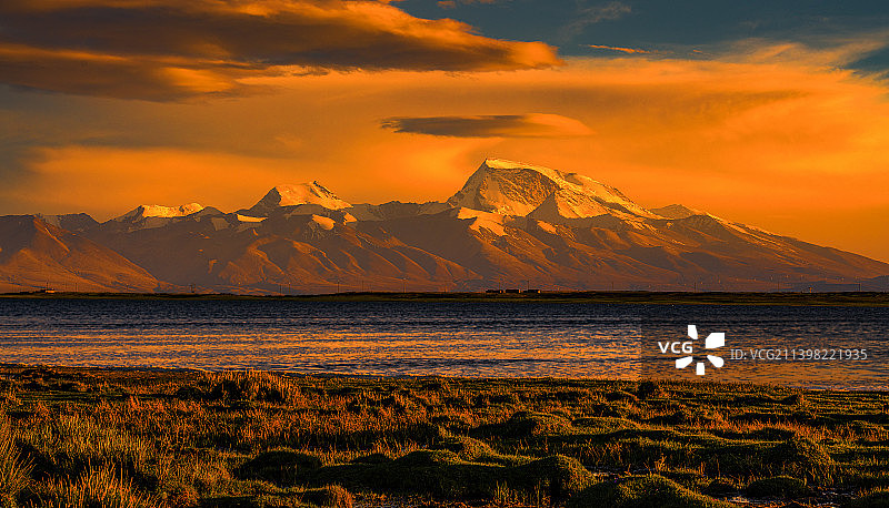 夕阳下的那木那尼峰图片素材