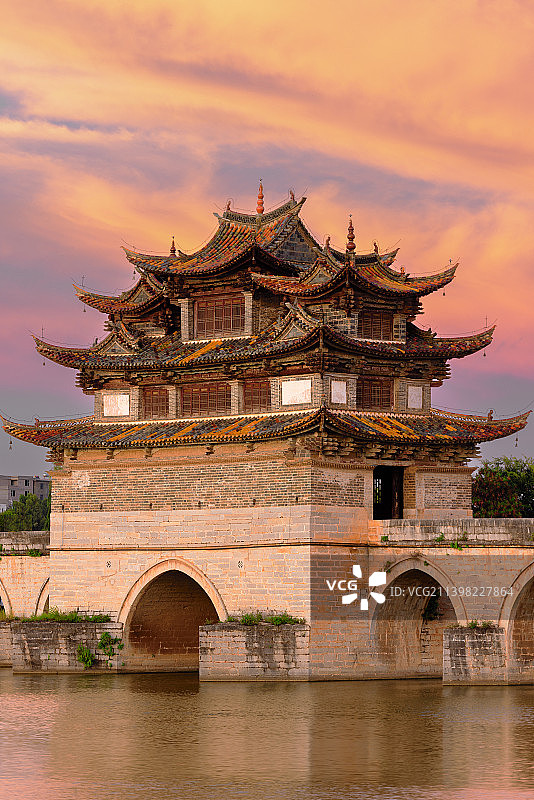 建水十七孔桥阁楼特写图片素材