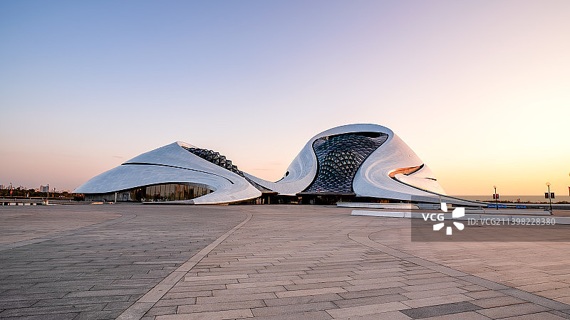 现代城市文化中心哈尔滨大剧院纯净蓝调图片素材