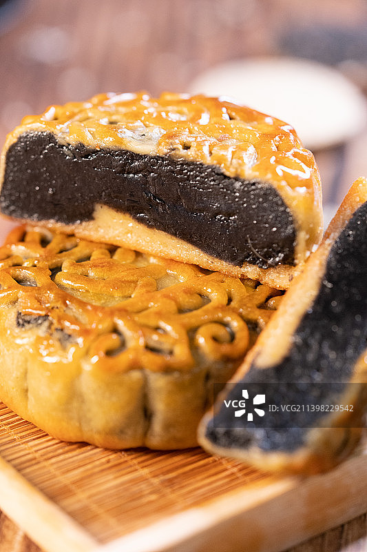 中秋节传统手工伍仁月饼，椰蓉月饼，豆沙月饼，黑芝麻月饼，图片素材