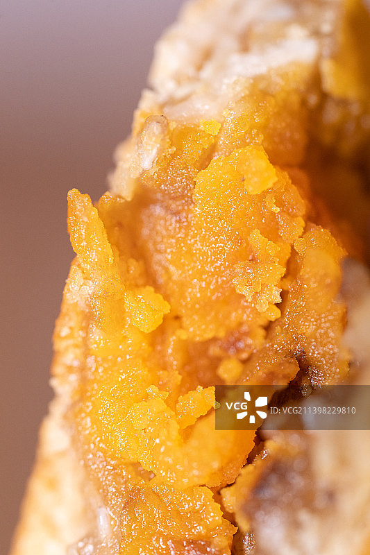 中秋节传统手工伍仁月饼，椰蓉月饼，豆沙月饼，黑芝麻月饼，蛋黄椰丝月饼图片素材