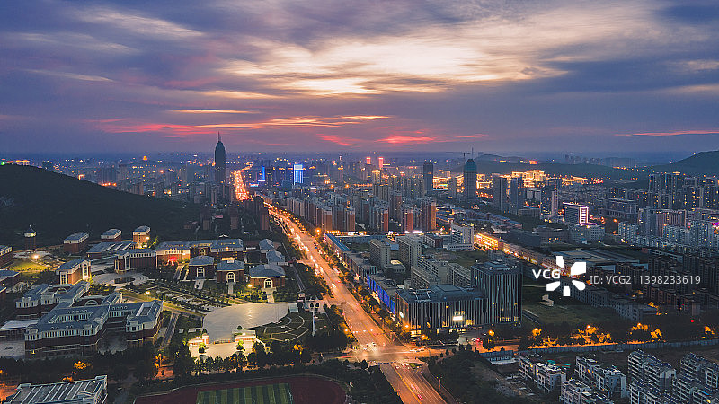 蓝调时分的美丽新城，让人们感受到一个新兴之城的活力与生机图片素材