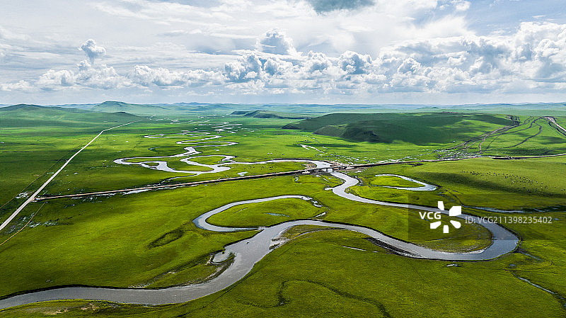 航拍草原上蜿蜒的河流和河流图片素材