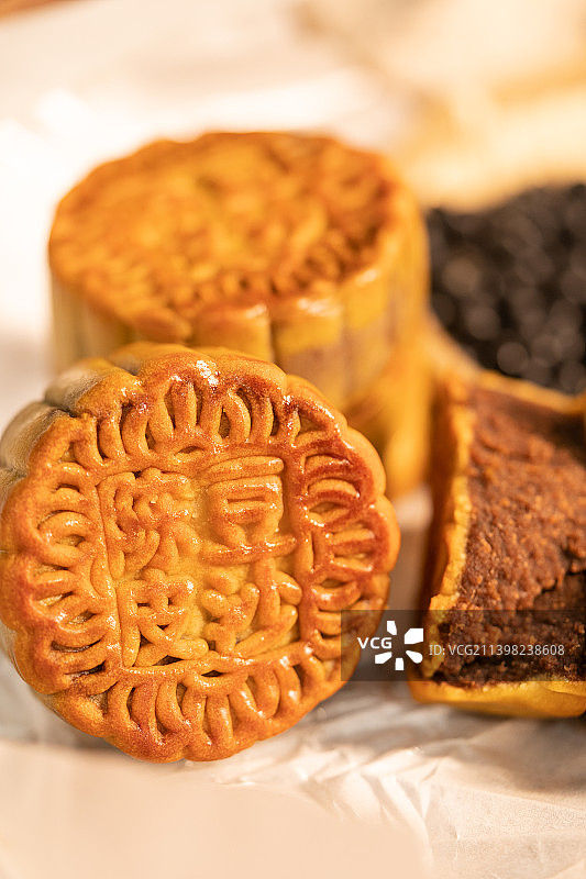 中秋节传统手工伍仁月饼，椰蓉月饼，豆沙月饼，黑芝麻月饼，陈皮豆沙月饼图片素材