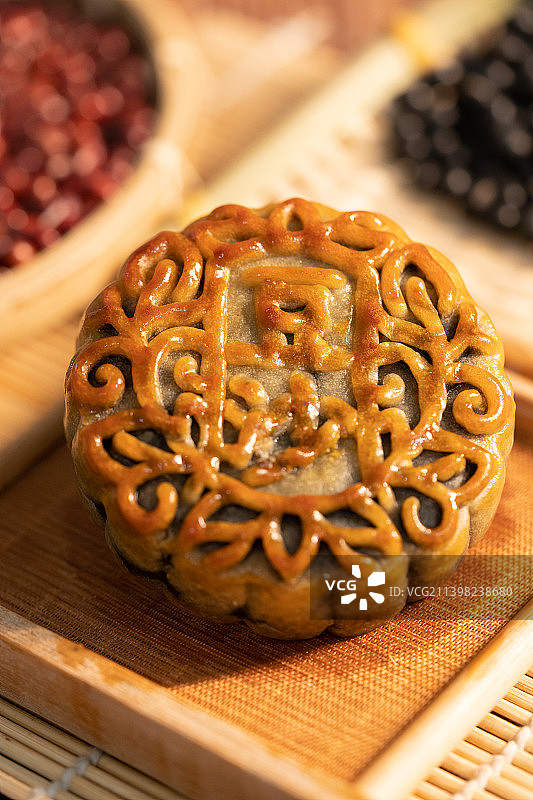 中秋节传统手工伍仁月饼，椰蓉月饼，豆沙月饼，黑芝麻月饼图片素材
