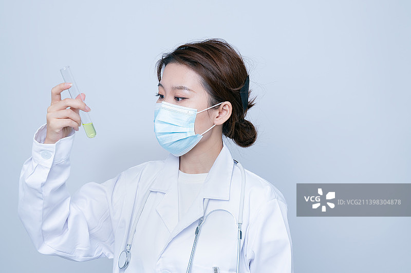 女性医生拿着试管展示图片素材