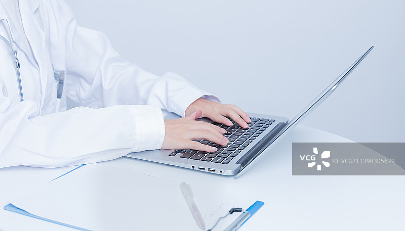 女医生使用笔记本电脑远程工作图片素材