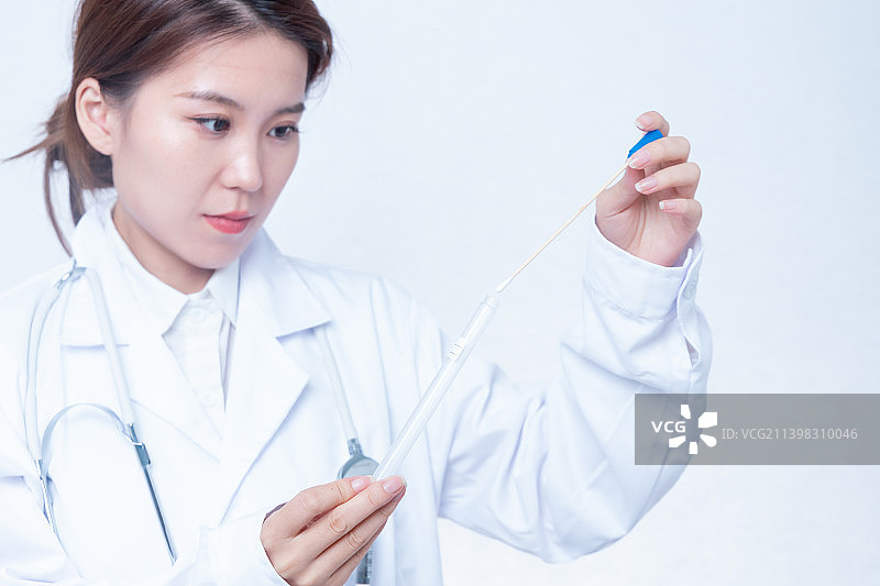 一位做实验的年轻女医生特写图片素材