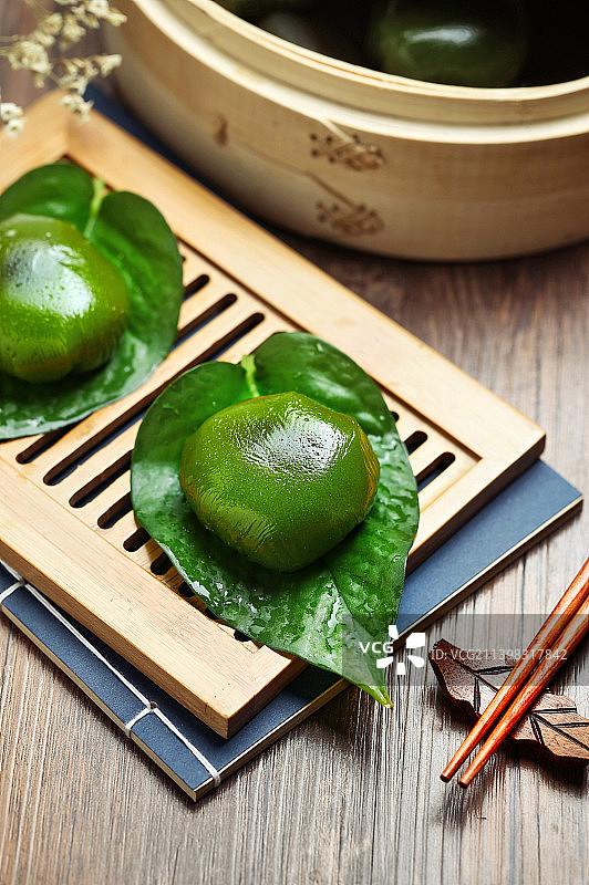 清明节青团放在蒸笼里图片素材