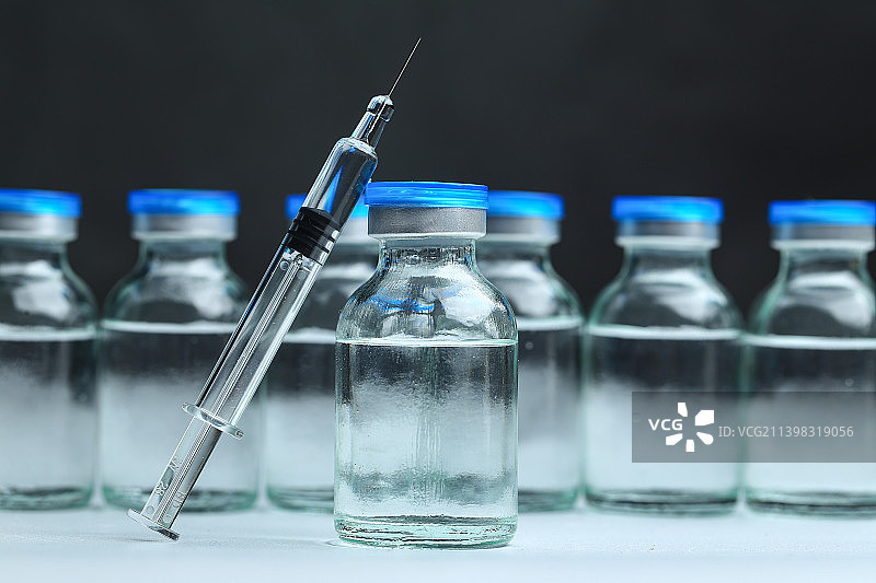 疫苗玻璃注射器和疫苗玻璃瓶图片素材