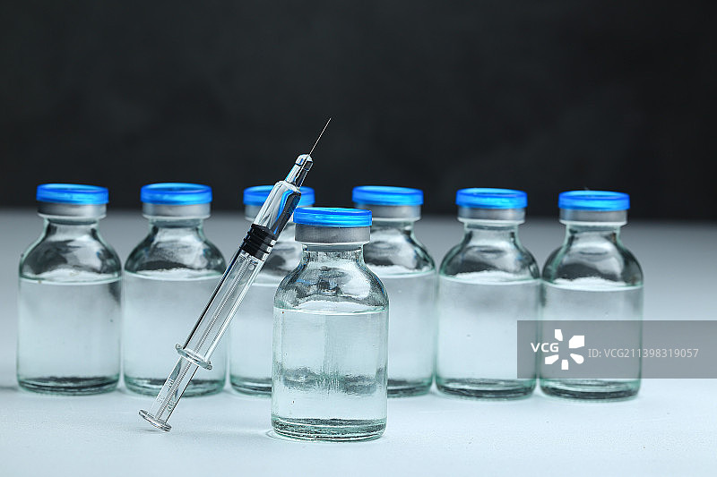 疫苗玻璃注射器和疫苗玻璃瓶图片素材