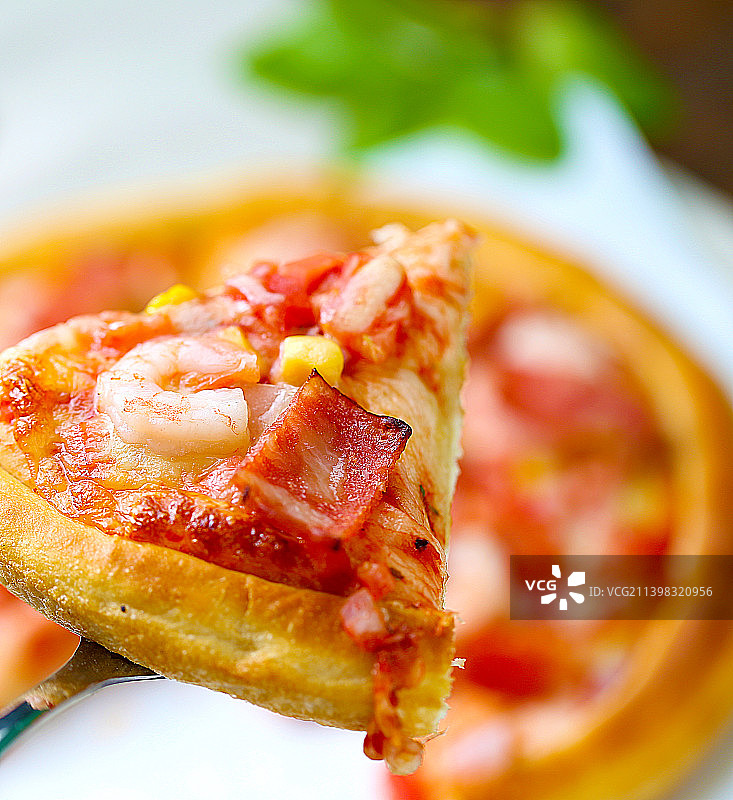 披萨放在白色餐布上图片素材