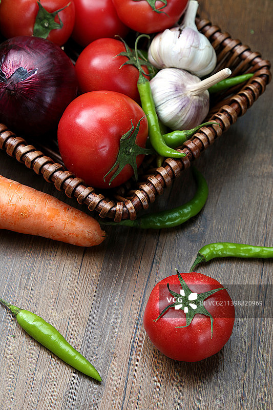 各种蔬菜果蔬放在木桌上图片素材