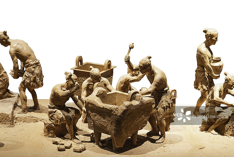 中国商代工人铸造青铜器场景图片素材