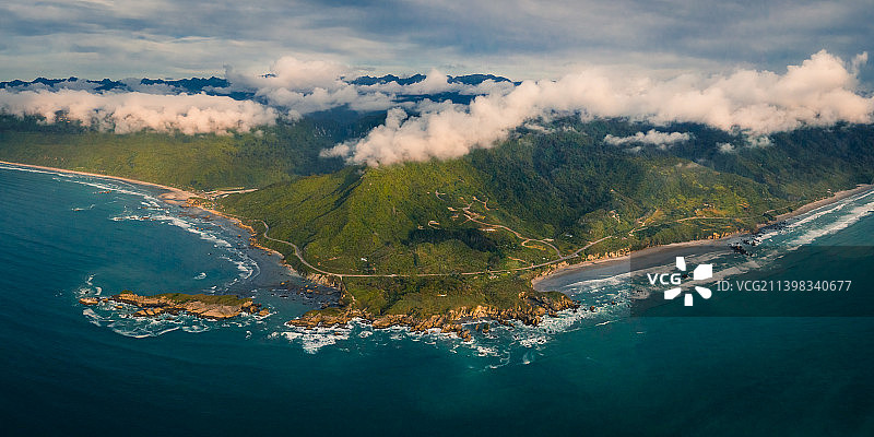 White Scarf Around The Peaks图片素材