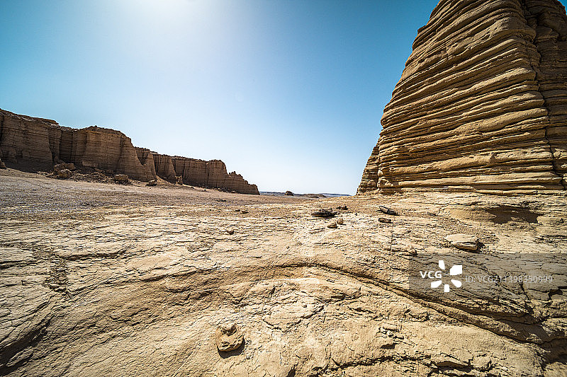 中国新疆大海道戈壁滩荒凉户外越野汽车背景图片素材