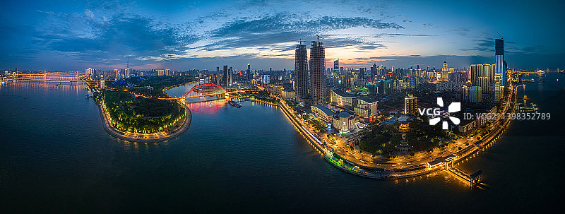 武汉长江南岸嘴夜景灯光秀图片素材